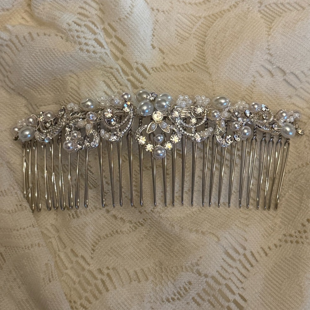 Never worn. David’s Bridal head piece. Pearls and Rhinestones.